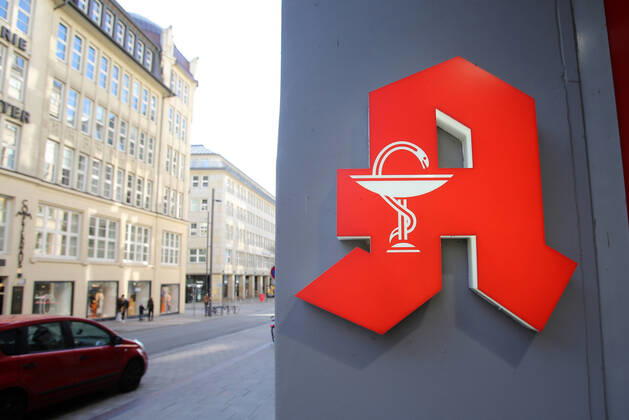 Coronakrise Hamburg city centre 15 04 2020, DEU, Germany, Hamburg Hamburg city centre during the Coronakrise Pharmacy logo Hamburg Hamburg Germany
