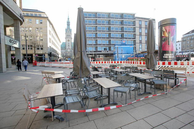 Coronakrise Hamburg city centre 15 04 2020, DEU, Germany, Hamburg Hamburg city centre during the Coronakrise Stacked tables and chairs in a cordoned-off area in front of the Europa Passage Hamburg Hamburg Germany
