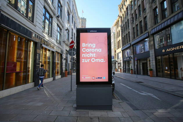 Coronakrise Hamburg city centre 15 04 2020, DEU, Germany, Hamburg Hamburg city centre during the Coronakrise Monitor in a street with closed shops with the slogan Bring Corona not to Grandma Hamburg Hamburg Germany