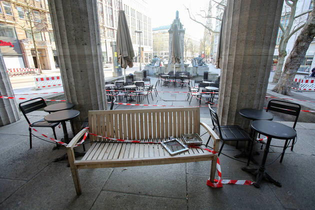 Coronakrise Hamburg city centre 15 04 2020, DEU, Germany, Hamburg Hamburg city centre during the Coronakrise Tables and chairs are behind barrier tape in Mönckebergstrasse Hamburg Hamburg Germany