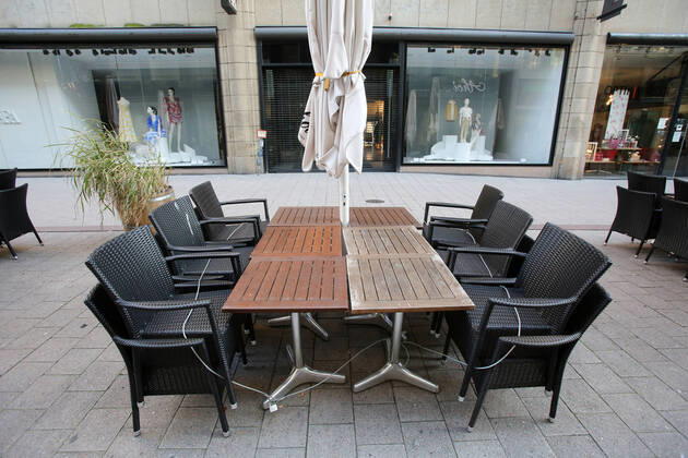 Coronakrise Hamburg city centre 15 04 2020, DEU, Germany, Hamburg Hamburg city centre during the Coronakrise Associated tables and chairs in Spitaler Straße Hamburg Hamburg Germany