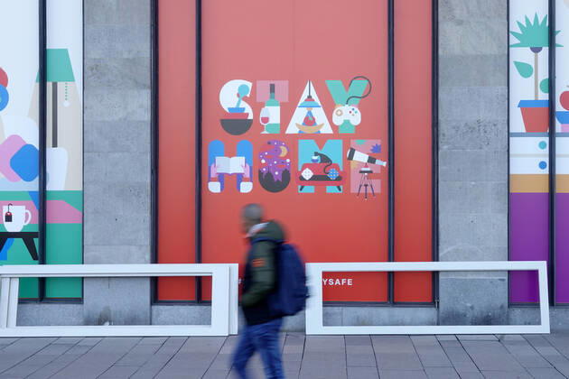 Coronakrise Hamburg city centre 15 04 2020, DEU, Germany, Hamburg Hamburg city centre during the Coronakrise Closed Alsterhaus, to which plywood panels with symbol illustrations and the hashtags stayhome staysafe were attached Hamburg Hamburg Deutschland