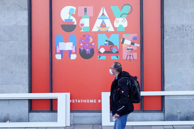 Coronakrise Hamburg city centre 15 04 2020, DEU, Germany, Hamburg Hamburg city centre during the Coronakrise Closed Alsterhaus, to which plywood panels with symbol illustrations and the hashtags stayhome staysafe were attached Hamburg Hamburg Deutschland