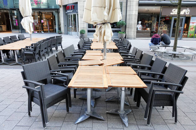 Coronakrise Hamburg city centre 15 04 2020, DEU, Germany, Hamburg Hamburg city centre during the Coronakrise Associated tables and chairs in Spitaler Straße Hamburg Hamburg Germany