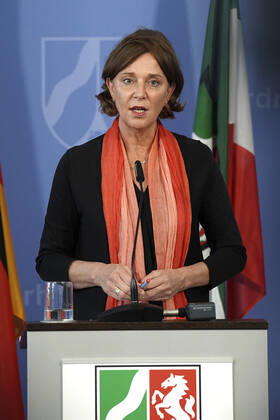 School Minister Yvonne Gebauer at a press briefing on the current situation and further measures to contain the corona virus in North Rhine-Westphalia in the State Chancellery Düsseldorf, 16 04 2020 Foto:xJ.xKrickx xFuturexImage