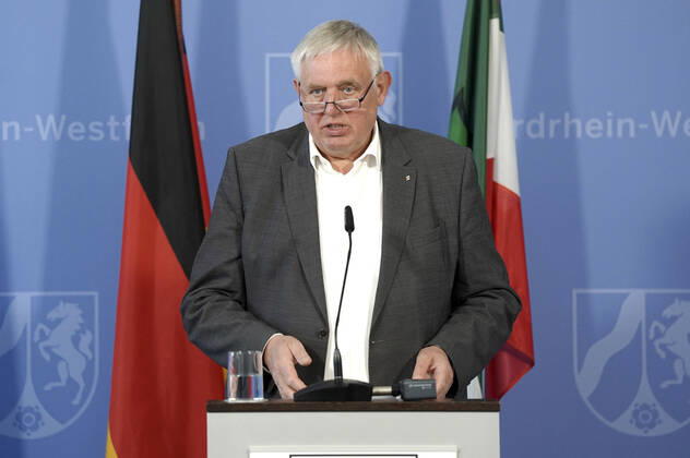 Health Minister Karl Josef Laumann at a press briefing on the current situation and further measures to contain the corona virus in North Rhine-Westphalia in the State Chancellery Düsseldorf, 16 04 2020 Foto:xJ.xKrickx xFuturexImage