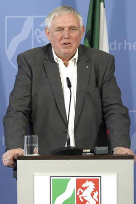 Health Minister Karl Josef Laumann at a press briefing on the current situation and further measures to contain the corona virus in North Rhine-Westphalia in the State Chancellery Düsseldorf, 16 04 2020 Foto:xJ.xKrickx xFuturexImage