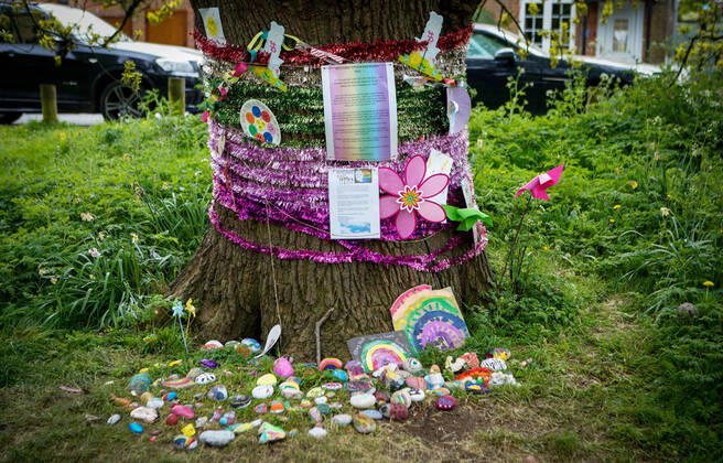 High Wycombe, UK. 16th April, 2020. A tree is decorated in positive messages & Thank You s to the NHS during the Covid-19 Pandemic as the UK Government advice to maintain social distancing and minimise time outside in High Wycombe on 16 April 2020. Copyright: xAndyxRowlandx PMI-3462-0001