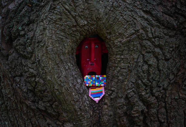 High Wycombe, UK. 16th April, 2020. A tree is decorated in positive messages & Thank You s to the NHS during the Covid-19 Pandemic as the UK Government advice to maintain social distancing and minimise time outside in High Wycombe on 16 April 2020. Copyright: xAndyxRowlandx PMI-3462-0005