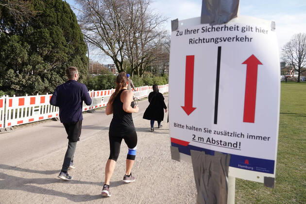 Coronakrise Trip to the Alster 16 04 2020, DEU, Germany, Hamburg Joggers are on their way in the late afternoon during the contact ban on the Outer Alster Hamburg Hamburg Deutschland