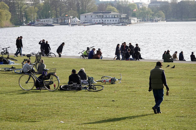 Coronakrise Trip to the Alster 16 04 2020, DEU, Germany, Hamburg People are out and about in the late afternoon during the contact ban on the Outer Alster Hamburg Hamburg Deutschland