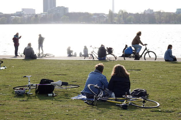 Coronakrise Trip to the Alster 16 04 2020, DEU, Germany, Hamburg People are out and about in the late afternoon during the contact ban on the Outer Alster Hamburg Hamburg Deutschland