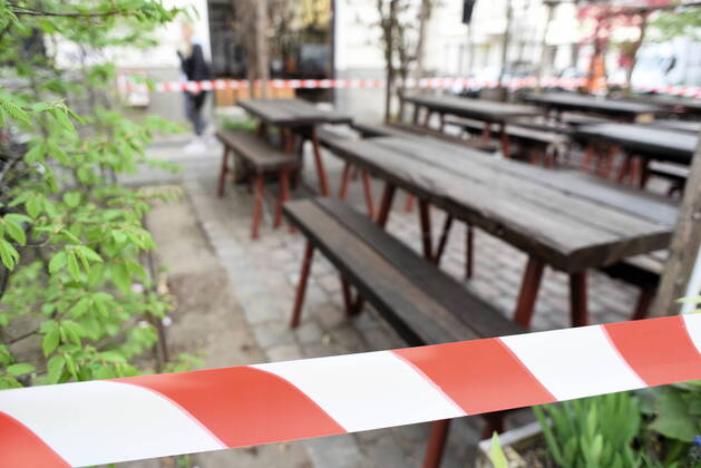 A restaurant in the Kreuzberg Gräfekiez has closed off the outside area with a flutter band so that no one can sit there Restaurant tables closed due to corona