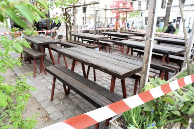 A restaurant in the Kreuzberg Gräfekiez has closed off the outside area with a flutter band so that no one can sit there Restaurant tables closed due to corona