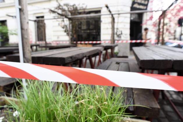 A restaurant in the Kreuzberg Gräfekiez has closed off the outside area with a flutter band so that no one can sit there Restaurant tables closed due to corona