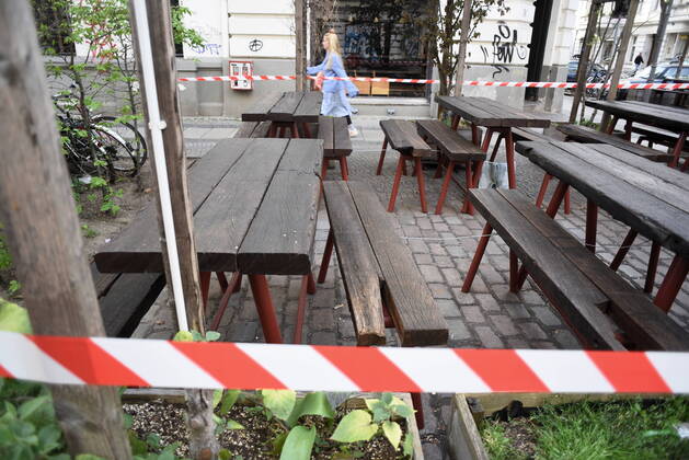 A restaurant in the Kreuzberg Gräfekiez has closed off the outside area with a flutter band so that no one can sit there Restaurant tables closed due to corona