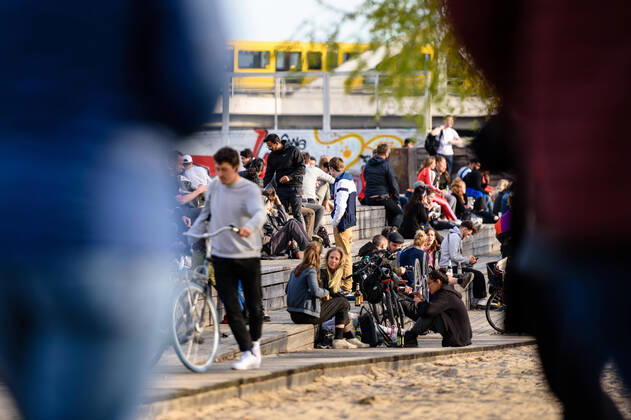 April 16, 2020: Crowds of people sit on wooden steps in Berlin s Gleisdreieckpark despite the ban of contact. People living in the city of Berlin have to stay in their flats or usual accommodation to contain the coronavirus, meetings of more than 2 persons are forbidden, people are asked to keep a minimum distance. - ZUMAs172 20200416_zap_s172_015 Copyright: xJanxScheunertx