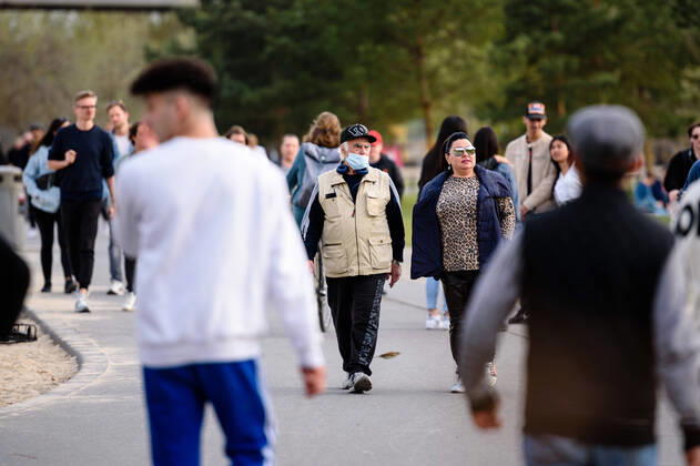 April 16, 2020: People with face masks can be seen in Berlin Gleisdreieckpark. People living in the city of Berlin have to stay in their flats or usual accommodation to contain the coronavirus, meetings of more than 2 persons are forbidden, people are asked to keep a minimum distance. - ZUMAs172 20200416_zap_s172_018 Copyright: xJanxScheunertx