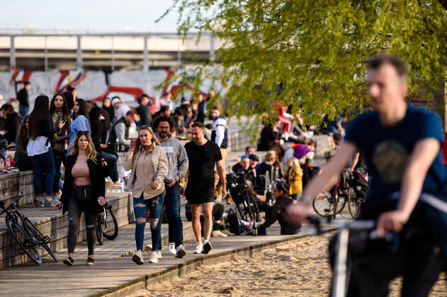 April 16, 2020: Crowds of people sit on wooden steps in Berlin s Gleisdreieckpark despite the ban of contact. People living in the city of Berlin have to stay in their flats or usual accommodation to contain the coronavirus, meetings of more than 2 persons are forbidden, people are asked to keep a minimum distance. - ZUMAs172 20200416_zap_s172_009 Copyright: xJanxScheunertx