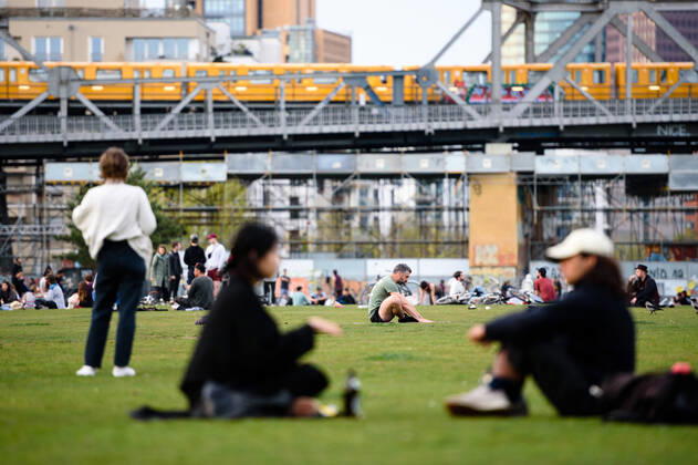 April 16, 2020: People enjoy the evening atmosphere in Berlin Gleisdreieckpark. People living in the city of Berlin have to stay in their flats or usual accommodation to contain the coronavirus, meetings of more than 2 persons are forbidden, people are asked to keep a minimum distance. - ZUMAs172 20200416_zap_s172_013 Copyright: xJanxScheunertx