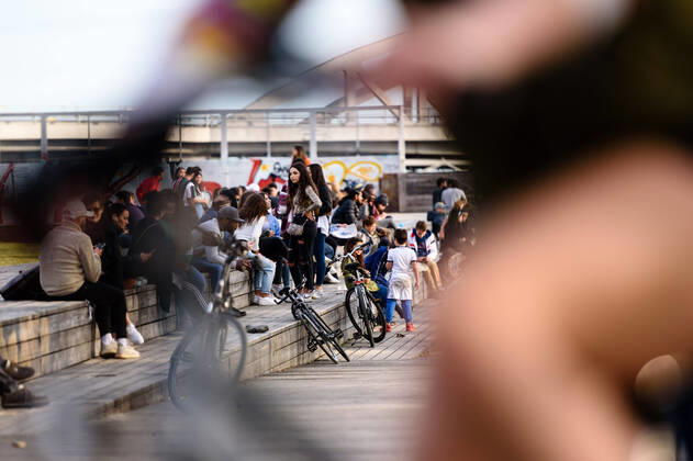 April 16, 2020: Crowds of people sit on wooden steps in Berlin s Gleisdreieckpark despite the ban of contact. People living in the city of Berlin have to stay in their flats or usual accommodation to contain the coronavirus, meetings of more than 2 persons are forbidden, people are asked to keep a minimum distance. - ZUMAs172 20200416_zap_s172_019 Copyright: xJanxScheunertx
