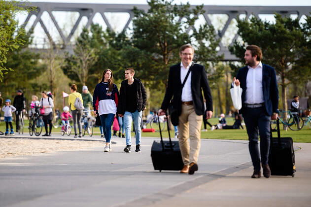 April 16, 2020: People enjoy the evening atmosphere in Berlin Gleisdreieckpark. People living in the city of Berlin have to stay in their flats or usual accommodation to contain the coronavirus, meetings of more than 2 persons are forbidden, people are asked to keep a minimum distance. - ZUMAs172 20200416_zap_s172_020 Copyright: xJanxScheunertx