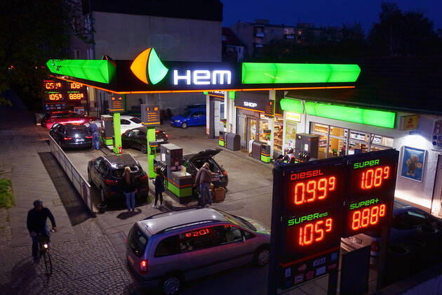 16.04.2020, Berlin, GER - Der Preis fuer Diesel ist wegen der Coronakrise auf unter einen Euro gefallen. (99 Cent, Abend, abends, Andrang, anstehen, Anzeige, Anzeigetafel, Aufsicht, aussen, Aussenaufnahme, Autofahrer, Autos, Benzin, Benzinpreisanzeige, Benzinpreise, Benzinpreiserhoehung, Benzinpreissenkung, Berlin, billig, Blaue Stunde, Coronakrise, Coronapandemie, Daemmerung, deutsch, Deutschland, Diesel, Dieselpreis, Europa, europaeisch, freie Tankstelle, Fruehjahr, Fruehling, Handel, HEM, Jahreszeit, Kraftfahrzeuge, Kraftstoff, Kraftstoffpreis, Krise, leuchten, leuchtend, Menschen, Mineraloel, Mineraloelsteuer, niedrig, Oelpreis, Oelpreiserhoehungen, Oelpreissenkungen, Personen, Personenkraftwagen, PKW, Preisangabe, Preisanzeige, Preise, Preisliste, Preisschild, Preisverfall, QF, Querformat, Sprit, Spritpreis, Tanken, Tankstelle, Treib