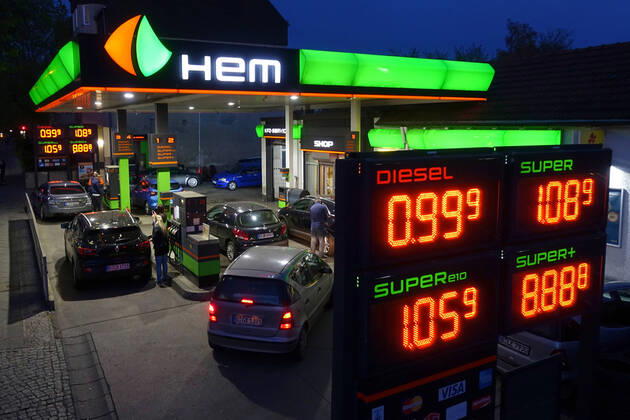 16.04.2020, Berlin, GER - Der Preis fuer Diesel ist wegen der Coronakrise auf unter einen Euro gefallen. (99 Cent, Abend, abends, Andrang, anstehen, Anzeige, Anzeigetafel, Aufsicht, aussen, Aussenaufnahme, Autofahrer, Autos, Benzin, Benzinpreisanzeige, Benzinpreise, Benzinpreiserhoehung, Benzinpreissenkung, Berlin, billig, Blaue Stunde, Coronakrise, Coronapandemie, Daemmerung, deutsch, Deutschland, Diesel, Dieselpreis, Europa, europaeisch, Fruehjahr, Fruehling, Handel, Jahreszeit, Kraftfahrzeuge, Kraftstoff, Kraftstoffpreis, Krise, leuchten, leuchtend, Menschen, Mineraloel, Mineraloelsteuer, niedrig, Oelpreis, Oelpreiserhoehungen, Oelpreissenkungen, Personen, Personenkraftwagen, PKW, Preisangabe, Preisanzeige, Preise, Preisliste, Preisschild, Preisverfall, QF, Querformat, Sprit, Spritpreis, Tanken, Tankstelle, Treibstoff, Vogelperspektive
