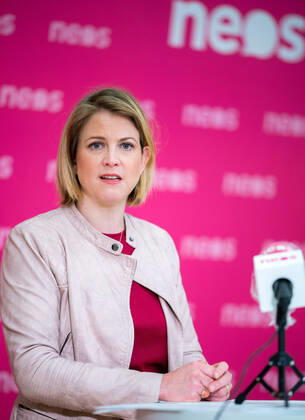 Vienna 16 04 2020, Vienna, AUT, Current developments on corona disease in Austria, press conference on the subject Open questions in the education sector, in the picture NEOS club chairwoman Beate Meinl Reisinger NEOS club chairwoman Beate Meinl Reisinger during a press conference on the subject Open questions in the education sector of Austrian Goverment about the coronavirus pandemic at the Vienna, Austria on 2020 04 16  EP_str