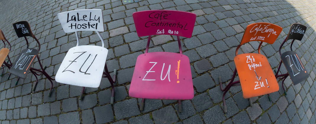 GER Sachsen Dresden Neumarkt at the Frauenkirche Lange Tafel of Dresdens innkeepers and restaurateurs where they put out lots of chairs and handed over a petition because they are facing ruin because of the corona crisis and are not supported enough 170420 ddbd