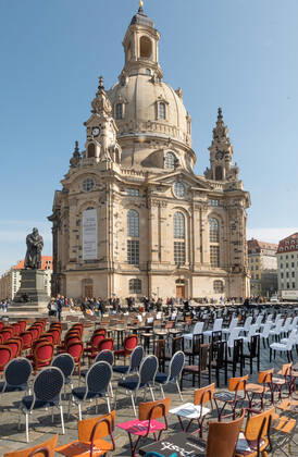GER Sachsen Dresden Neumarkt at the Frauenkirche Lange Tafel of Dresdens innkeepers and restaurateurs where they put out lots of chairs and handed over a petition because they are facing ruin because of the corona crisis and are not supported enough 170420 ddbd