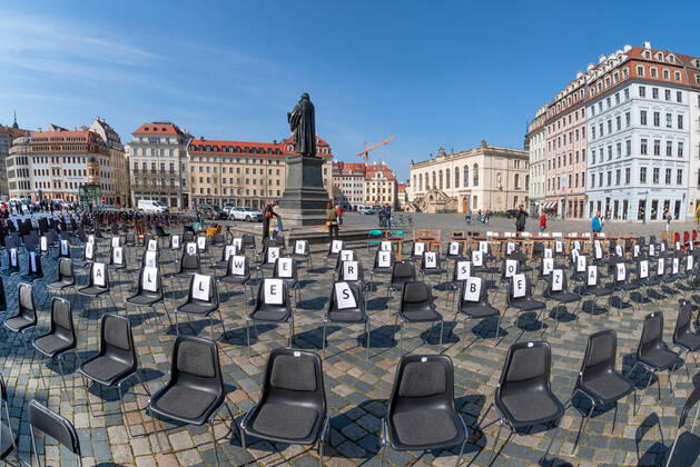GER Sachsen Dresden Neumarkt at the Frauenkirche Lange Tafel of Dresdens innkeepers and restaurateurs where they put out lots of chairs and handed over a petition because they are facing ruin because of the corona crisis and are not supported enough 170420 ddbd
