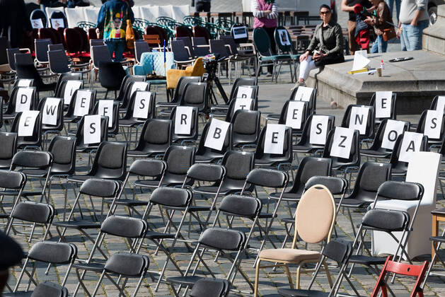 GER Sachsen Dresden Neumarkt at the Frauenkirche Lange Tafel of Dresdens innkeepers and restaurateurs where they put out lots of chairs and handed over a petition because they are facing ruin because of the corona crisis and are not supported enough 170420 ddbd