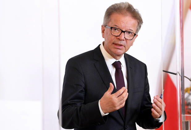 Vienna 17 04 2020, Federal Chancellery, Vienna, AUT, Current developments on corona disease in Austria, press conference on the subject Gradual normalisation in the health sector, in the picture Health Minister Rudolf Anschober Gruene Health Minister Rudolf Anschober Gruene during a press conference on the subject Gradual normalisation in the health sector of Austr  EP_STR