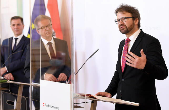 Vienna 17 04 2020, Federal Chancellery, Vienna, AUT, Acute developments on corona disease in Austria, press conference on the topic of gradual normalisation in the health sector, in picture from Michael Binder KAV , Minister of  EP_STR