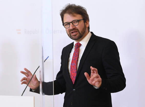 Vienna 17 04 2020, Federal Chancellery, Vienna, AUT, Current developments on corona disease in Austria, press conference on the subject Gradual normalisation in the health sector, in the picture Herwig Ostermann Managing Director of Health Austria Herwig Ostermann Managing Director of Health Austria during a press conference on t  EP_STR