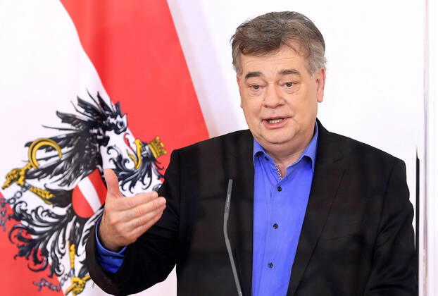 Wien AUT, Akutelle Entwicklungen zur Coronaerkrankung in Oesterreich 17.04.2020, Bundeskanzleramt, Wien, AUT, Akutelle Entwicklungen zur Coronaerkrankung in Oesterreich, Pressekonferenz zum Thema Aktuelles im Bereich Kunst und Kultur sowie Veranstaltungen im Allgemeinen, im Bild Vizekanzler Werner Kogler (G) Vizekanzler Werner Kogler (G) during a press conference on the subject news in the field of art and culture as well as events in general of Austrian Goverment about the Coronavirus Pandemie at the Bundeskanzleramt in Wien, Austria on 2020 04 17. Copyright: xPool Eibner-Pressefotox EP_str