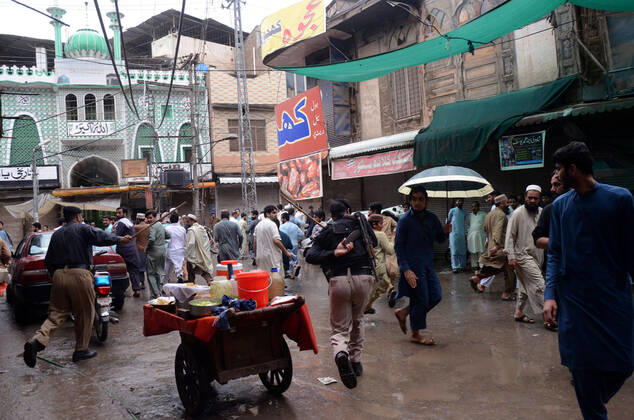 Pakistan: Police arrest people during lockdown Police arrest people during lockdown against government measures to stop the spread of corona virus. Peshawar khyber pakhtunkhwa Pakistan Copyright: HussainxAli
