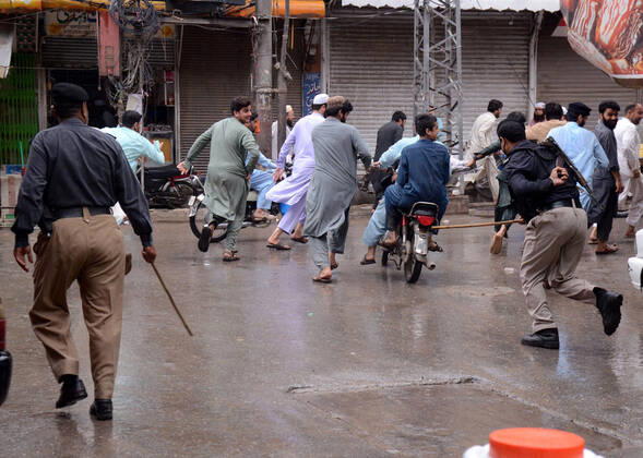 Pakistan: Police arrest people during lockdown Police arrest people during lockdown against government measures to stop the spread of corona virus. Peshawar khyber pakhtunkhwa Pakistan Copyright: HussainxAli