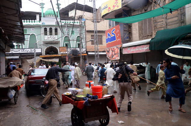 Pakistan: Police arrest people during lockdown Police arrest people during lockdown against government measures to stop the spread of corona virus. Peshawar khyber pakhtunkhwa Pakistan Copyright: HussainxAli