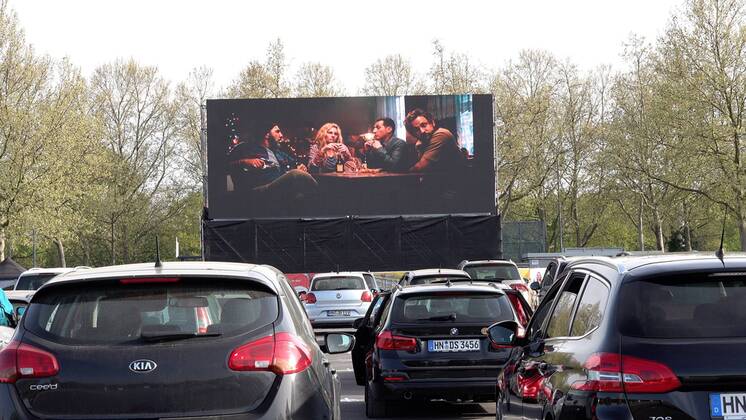 CORONA: Großveranstaltung geht nicht...? Autokino auf der Theresienwiese (Festplatz) in Heilbronn geht mit Hygieneregeln - 1. Autokino auf Festplatz durch Minister Strobel mit eröffnet Das 1. Autokino auf einem Festplatz wurde innerhalb kürzester Zeit in Heilbronn auf dem Festplatz (Therersienwiese) eröffnet. Innenminister Thomas Strobel dessen Heimatstadt Heilbronn ist, eröffnet zusammen mit dem Oberbürgermeister Harry Merkel das 1. Heilbronner Autokino. Da die Theresienwiese (Festplatz) in Heilbronn nun für längere Zeit für Großveranstaltungen gesperrt ist, hat man nun die Möglichkeit ein Autokino anzubieten, ganz unter der Einhaltung der Corona Verhaltens- und Abstandsregeln. Innerhalb einer Woche hat der Veranstalter zusammen mit der Stadt und mit Unterstützung des Innenministers was eine UKW Frequenz für Radio angeht, dieses Autokino Copyright: 7aktuell.dex xAlexanderxHald
