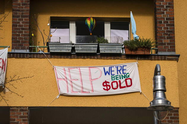 Banner with the text Help, we are being old in Berlin on April 17, 2020 Coronavirus in Berlin