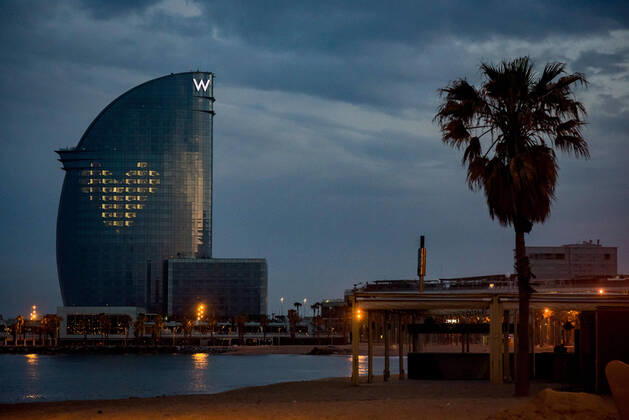 News Bilder des Tages April 17, 2020, Barcelona, Catalonia, Spain: The shape of a heart is illuminated on the facade of the Hotel W in Barcelona in tribute of healthworkers. The hotels have been closed since the state of alarm was established in Spain. Spanish Health Ministry calculates a new rise in daily coronavirus fatalities, with 585 registered deaths. Barcelona Spain - ZUMAb137 20200417_zap_b137_007 Copyright: xJordixBoixareux