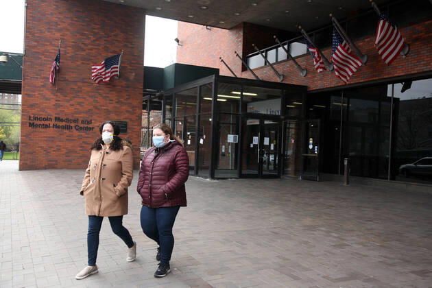 April 17, 2020, New York City, New York, US: Now that the COVID-19 curve have been declared flatten in New York City, residents of the South Bronx s Melorse-area have seemingly easily adapted to a new way of life in the hard-hit borough as seen on 17 April, 2020, with lively street commerce. Pictured is activity at the overwhelmed Lincoln Hospital. New York City US - ZUMAl135 20200417_zap_l135_012 Copyright: xG.xRonaldxLopezx