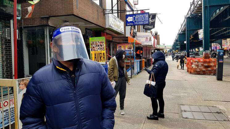 People with facial masks walk at a street in Queens, New York, 17 April 2020. The executive order of the Governor of New York, Andrew Cuomo, which requires mouth and nose to be covered in transportation and in public places where the social distance of six feet (two meters) cannot be maintained, takes effect this Friday at eight o clock local time. New York public order to cover nose and mouth to limit infection !ACHTUNG: NUR REDAKTIONELLE NUTZUNG!  Copyright: xJorgexFuentelsazx USA1101 20200418-637227692725354164