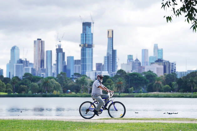 AUSTRALIA CORONAVIRUS COVID-19, People exercise at Albert Park Lake in Melbourne, Saturday, April 18, 2020. Victoria s stage three social distancing laws started with a ban on all but the most basic outdoor activities to try and combat the spread of Coronavirus (COVID-19). ( NO ARCHIVING, EDITORIAL USE ONLY, NO USE IN BOOKS WITHOUT CONSENT MELBOURNE VIC AUSTRALIA  Copyright: xMICHAELxDODGEx 20200418001464070587