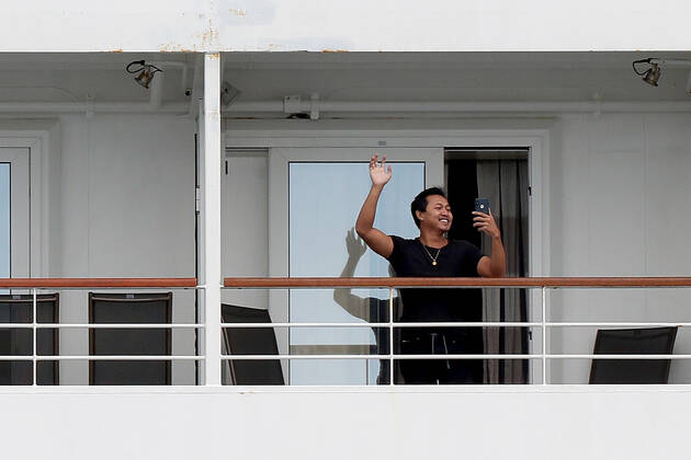 ARTANIA CRUISE SHIP DEPARTURE, A crew member on the cruise ship MV Artania is seen waving goodbye as it departs Fremantle harbour on Saturday, April 18, 2020. The MV Artania arrived in Fremantle over three weeks ago and a reported 79 crew and passengers have tested positive for coronavirus. Two crew members and one passenger have died from the virus.( NO ARCHIVING, EDITORIAL USE ONLY, NO USE IN BOOKS WITHOUT CONSENT PERTH WA AUSTRALIA Copyright: xRICHARDxWAINWRIGHTx 20200418001464081136