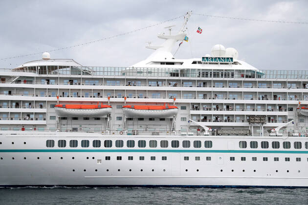 ARTANIA CRUISE SHIP DEPARTURE, Crew members on the cruise ship MV Artania are seen waving goodbye as it departs Fremantle harbour on Saturday, April 18, 2020. The MV Artania arrived in Fremantle over three weeks ago and a reported 79 crew and passengers have tested positive for coronavirus. Two crew members and one passenger have died from the virus.( NO ARCHIVING, EDITORIAL USE ONLY, NO USE IN BOOKS WITHOUT CONSENT PERTH WA AUSTRALIA Copyright: xRICHARDxWAINWRIGHTx 20200418001464081520