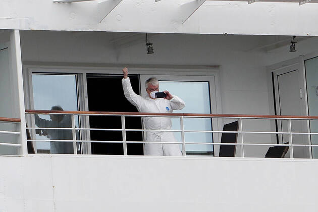 ARTANIA CRUISE SHIP DEPARTURE, A crew member on the cruise ship MV Artania is seen waving goodbye as it departs Fremantle harbour on Saturday, April 18, 2020. The MV Artania arrived in Fremantle over three weeks ago and a reported 79 crew and passengers have tested positive for coronavirus. Two crew members and one passenger have died from the virus.( NO ARCHIVING, EDITORIAL USE ONLY, NO USE IN BOOKS WITHOUT CONSENT PERTH WA AUSTRALIA Copyright: xRICHARDxWAINWRIGHTx 20200418001464081580