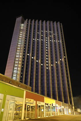Hope 18 04 2020, Chemnitz in the Corona crisis, Brückenstrasse, high-rise Hotel Dorint in the city centre, every day at about 10 p.m. lights are switched on in the unoccupied rooms of the hotel, so high above Chemnitz a light sign with changing motifs Besides sun, smilies today the sign of hope shines an anchor on the facade Chemnitz Saxony FRG